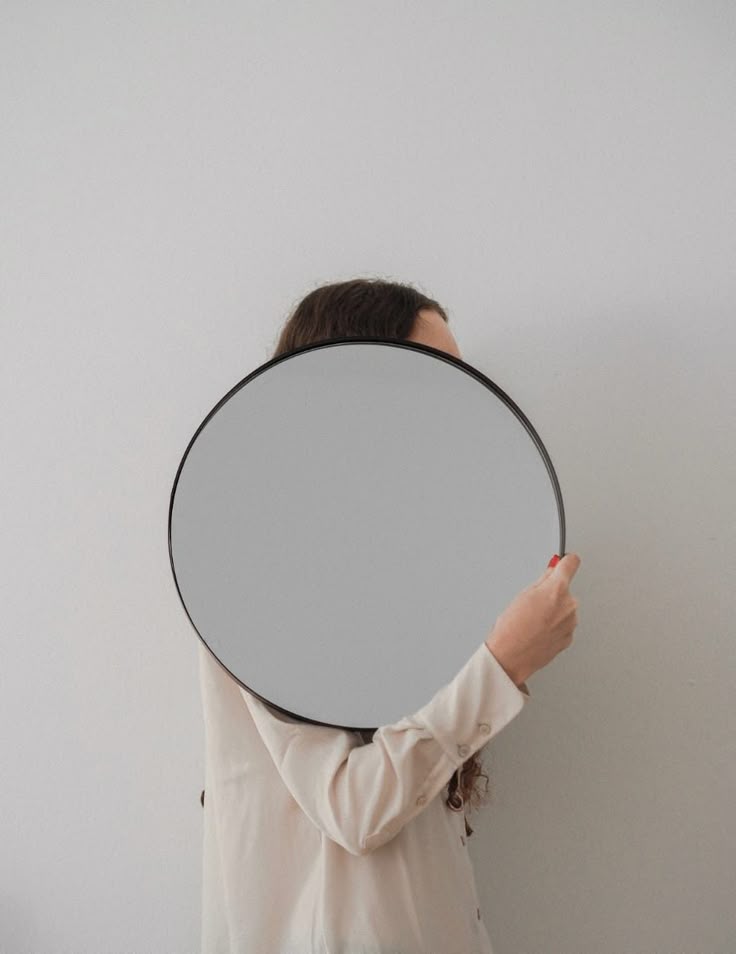 Immagine di una donna eunno specchio rotondo.