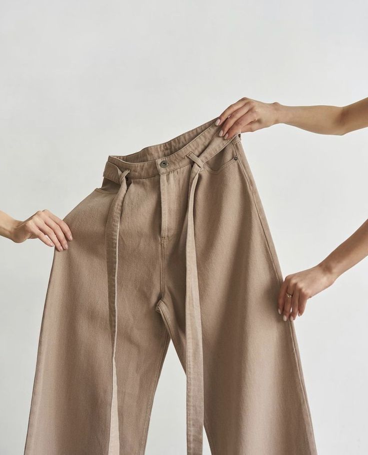 Immagine di un pantalone marrone su sfondo bianco.