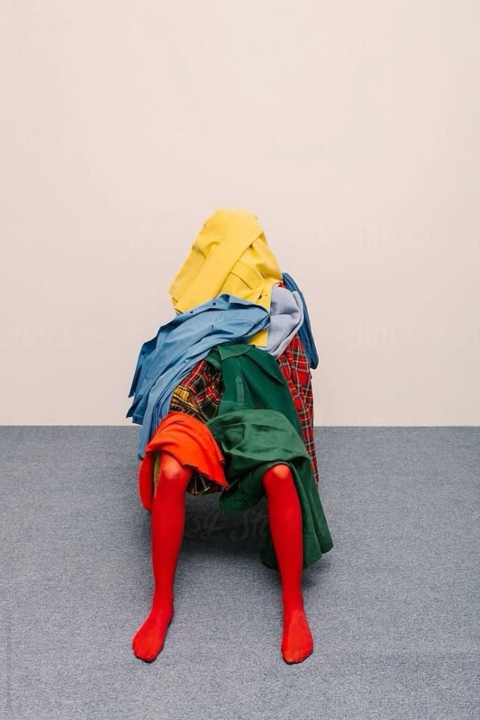 Immagine di uno shooting con diversi vestiti che nascondono la modella.
