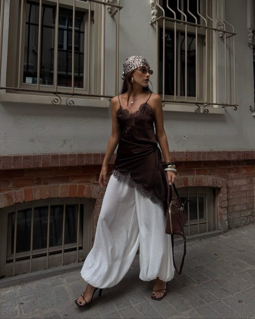 Top in pizzo marrone e pantaloni bianchi