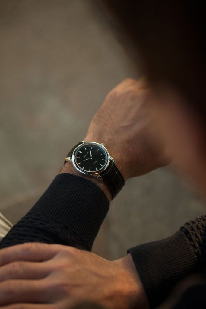 Persona che osserva l'orologio.