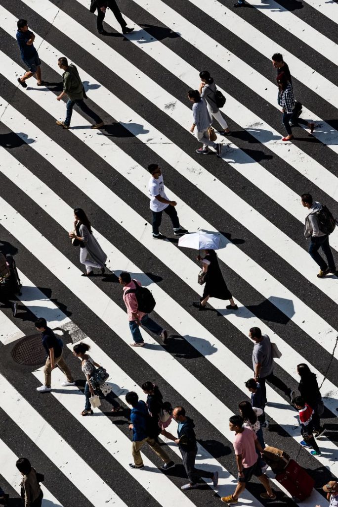 Immagine di persone che attraversano la strada.