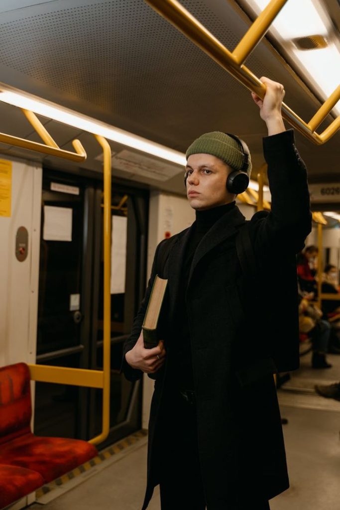 Immagine di un ragazzo in metro.
