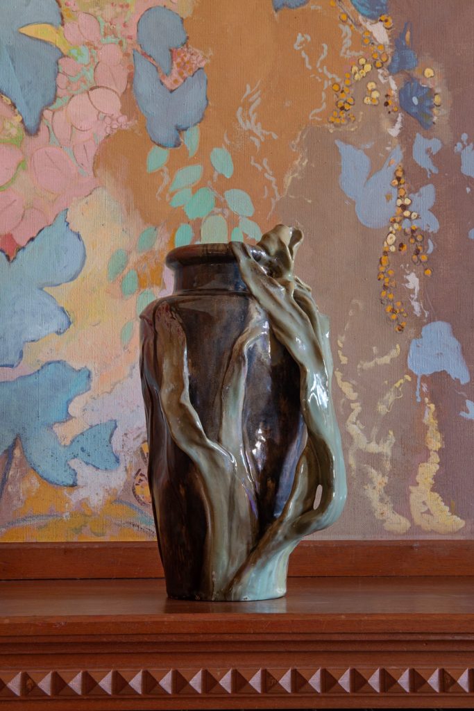 Vaso in grès smaltato di Gustave Fayet e Louis Paul, 1896–1904, esposto alla Fondation Louis Vuitton
